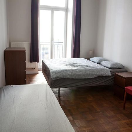 2B Pechackova Family Apartment With Balcony By The River プラハ エクステリア 写真