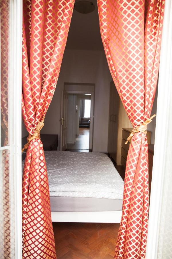 2B Pechackova Family Apartment With Balcony By The River プラハ エクステリア 写真