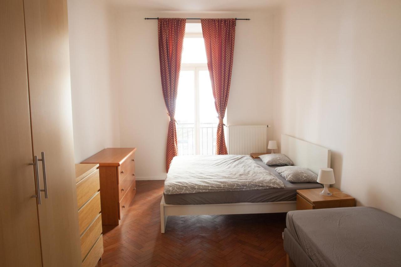 2B Pechackova Family Apartment With Balcony By The River プラハ エクステリア 写真