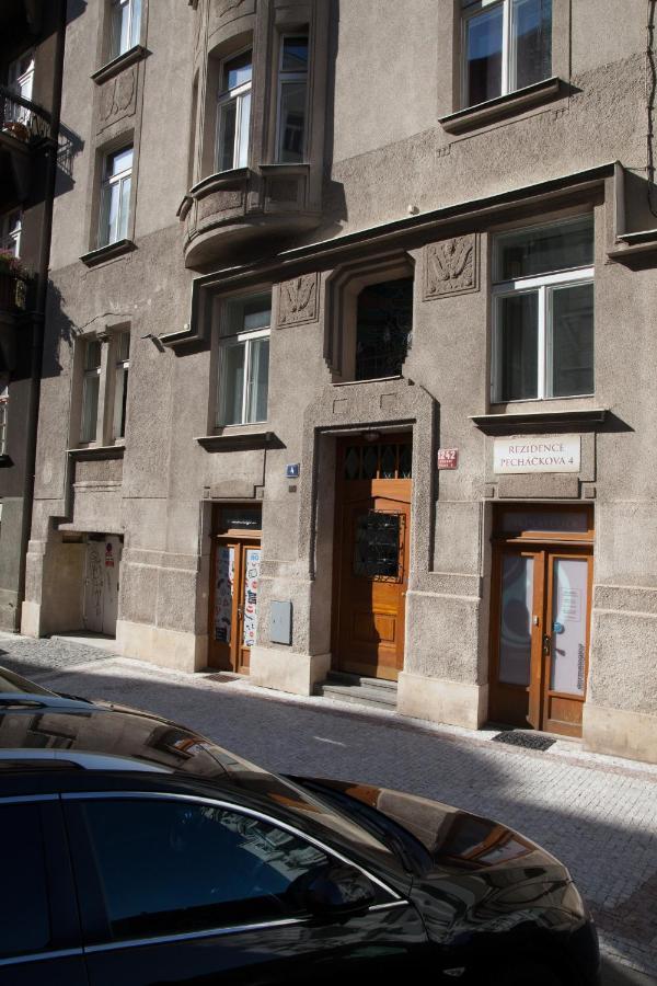 2B Pechackova Family Apartment With Balcony By The River プラハ エクステリア 写真