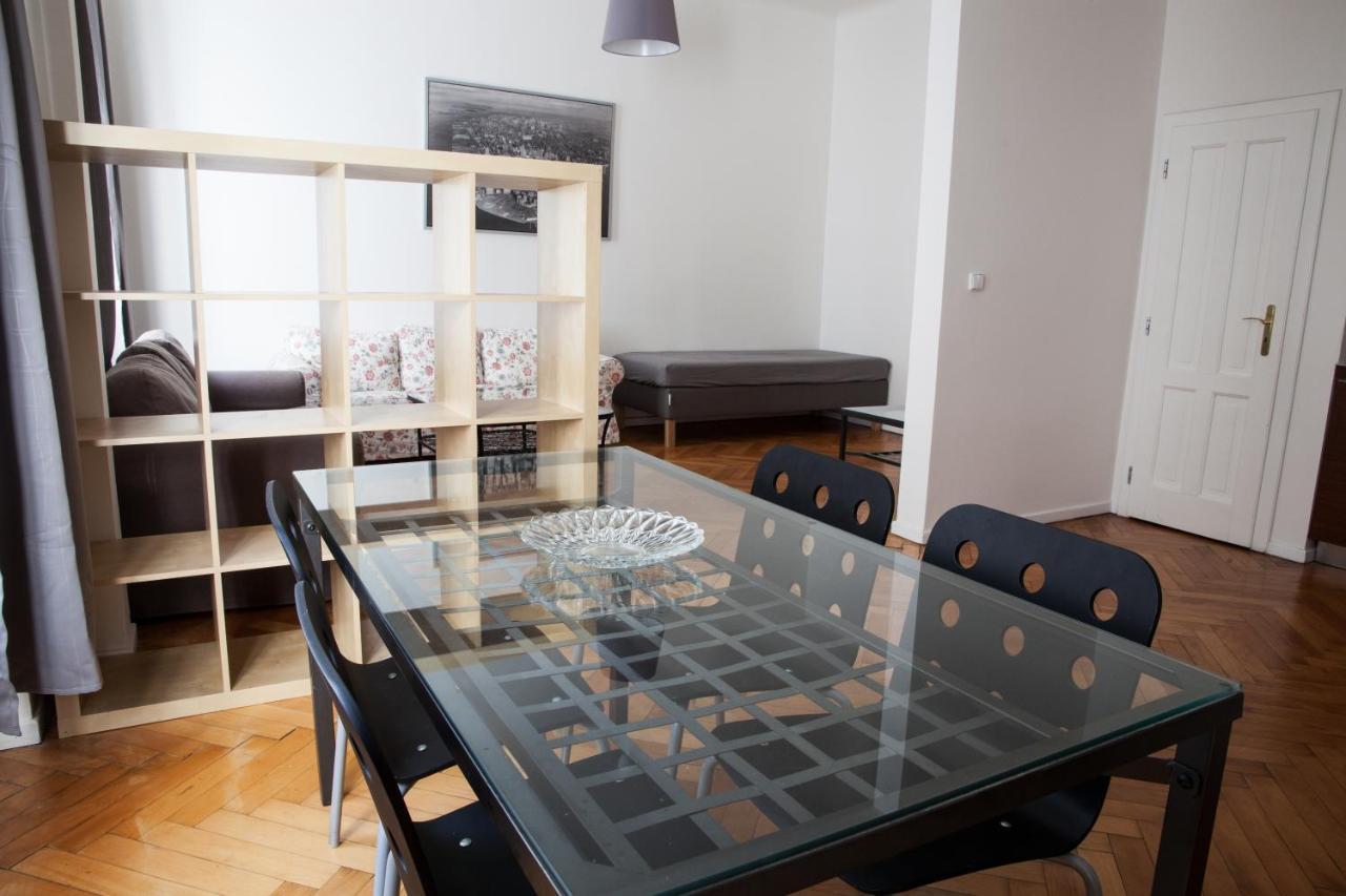2B Pechackova Family Apartment With Balcony By The River プラハ エクステリア 写真