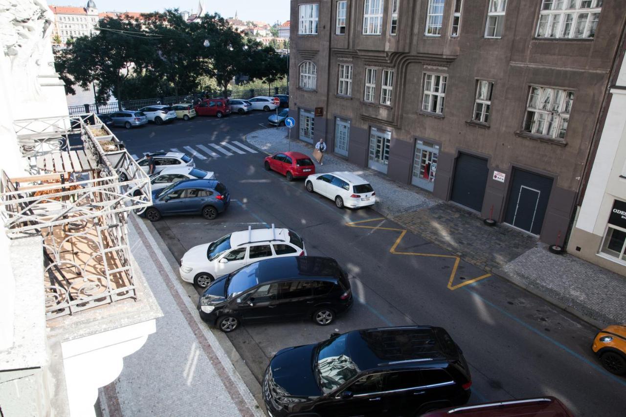 2B Pechackova Family Apartment With Balcony By The River プラハ エクステリア 写真