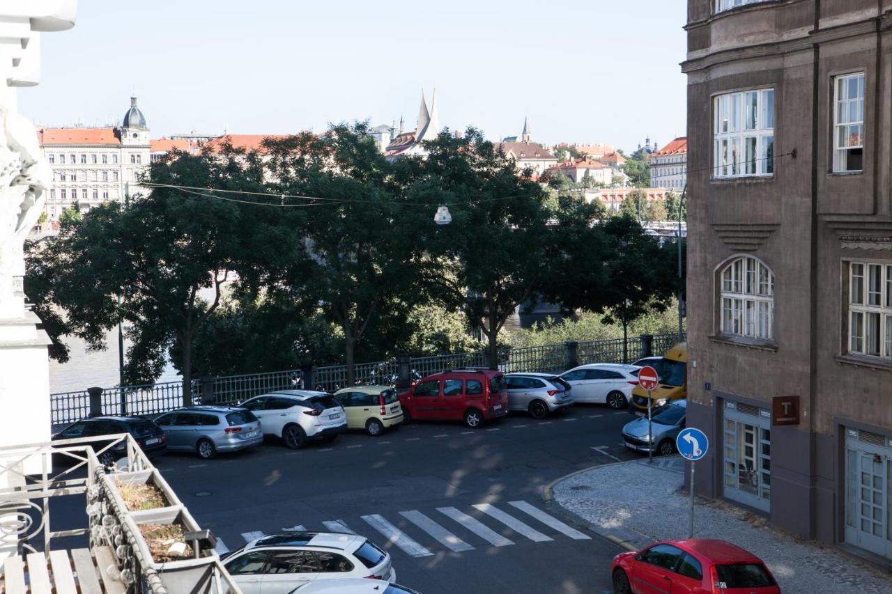 2B Pechackova Family Apartment With Balcony By The River プラハ エクステリア 写真