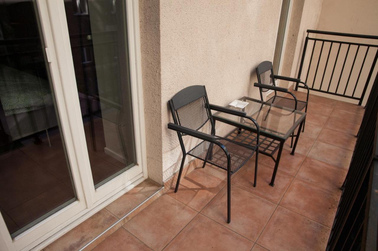 2B Pechackova Family Apartment With Balcony By The River プラハ エクステリア 写真