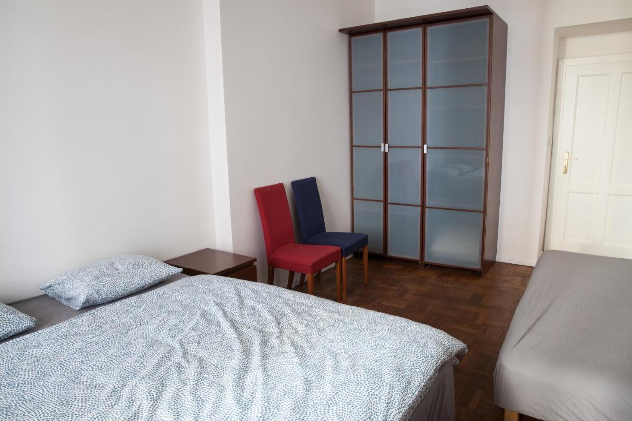 2B Pechackova Family Apartment With Balcony By The River プラハ エクステリア 写真