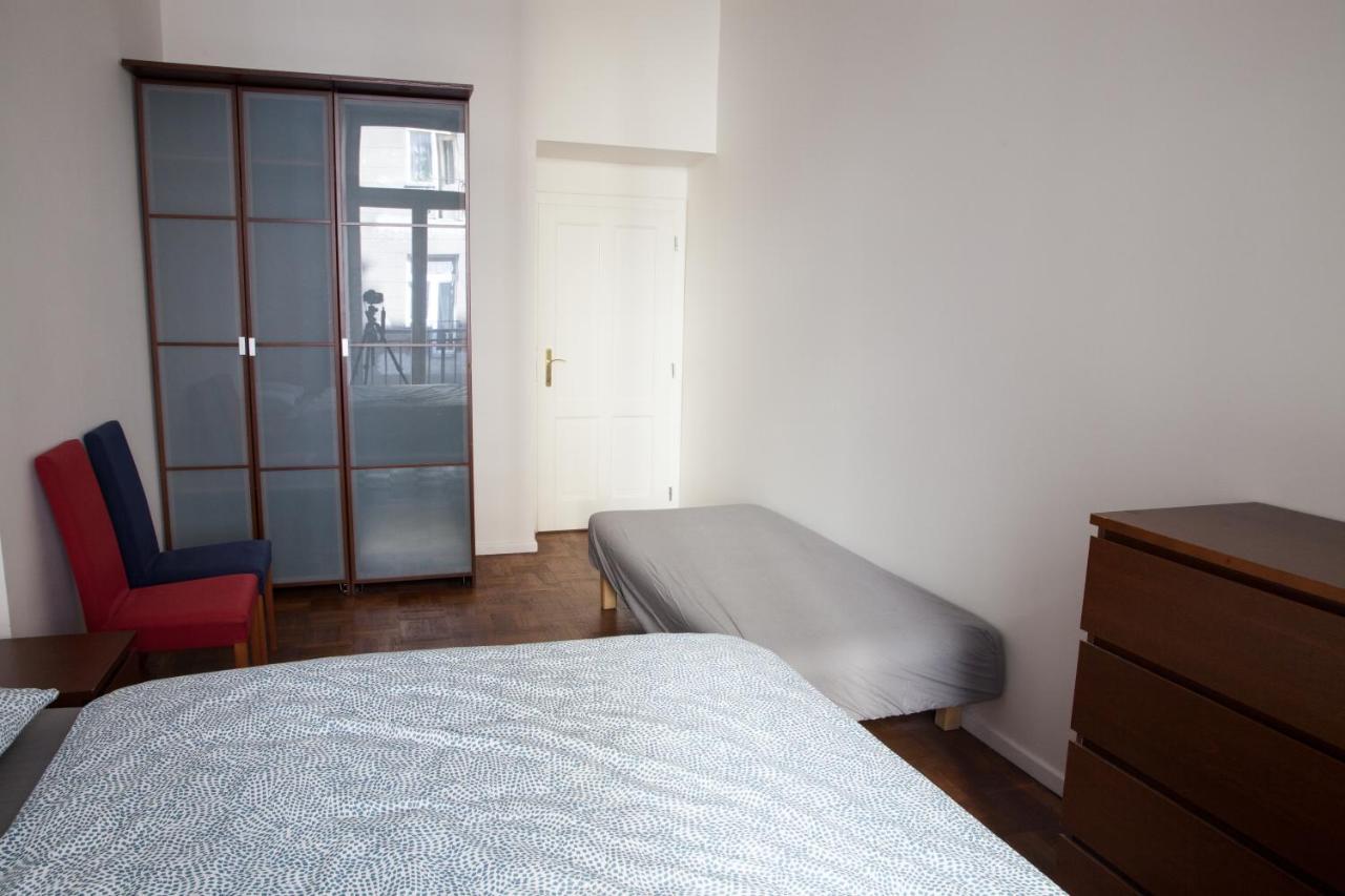 2B Pechackova Family Apartment With Balcony By The River プラハ エクステリア 写真