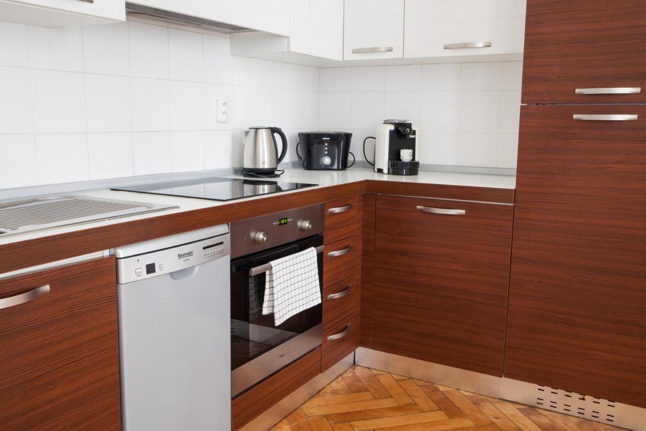 2B Pechackova Family Apartment With Balcony By The River プラハ エクステリア 写真