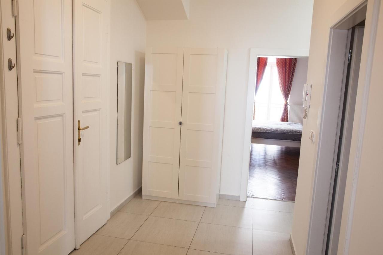 2B Pechackova Family Apartment With Balcony By The River プラハ エクステリア 写真