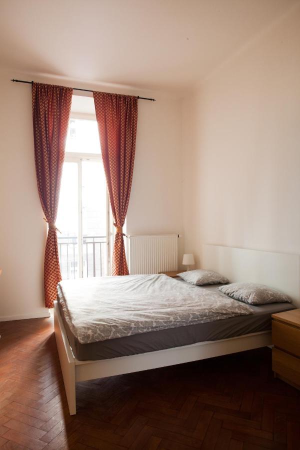 2B Pechackova Family Apartment With Balcony By The River プラハ エクステリア 写真