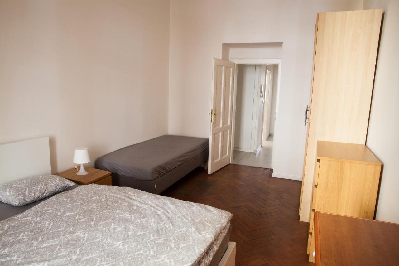 2B Pechackova Family Apartment With Balcony By The River プラハ エクステリア 写真