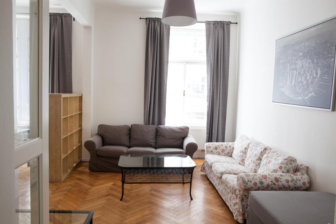 2B Pechackova Family Apartment With Balcony By The River プラハ エクステリア 写真
