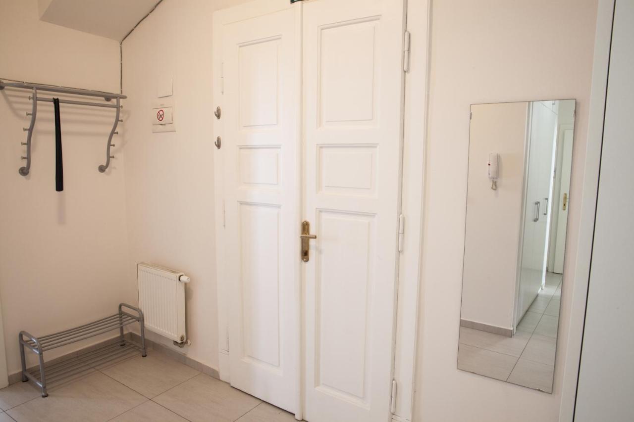 2B Pechackova Family Apartment With Balcony By The River プラハ エクステリア 写真