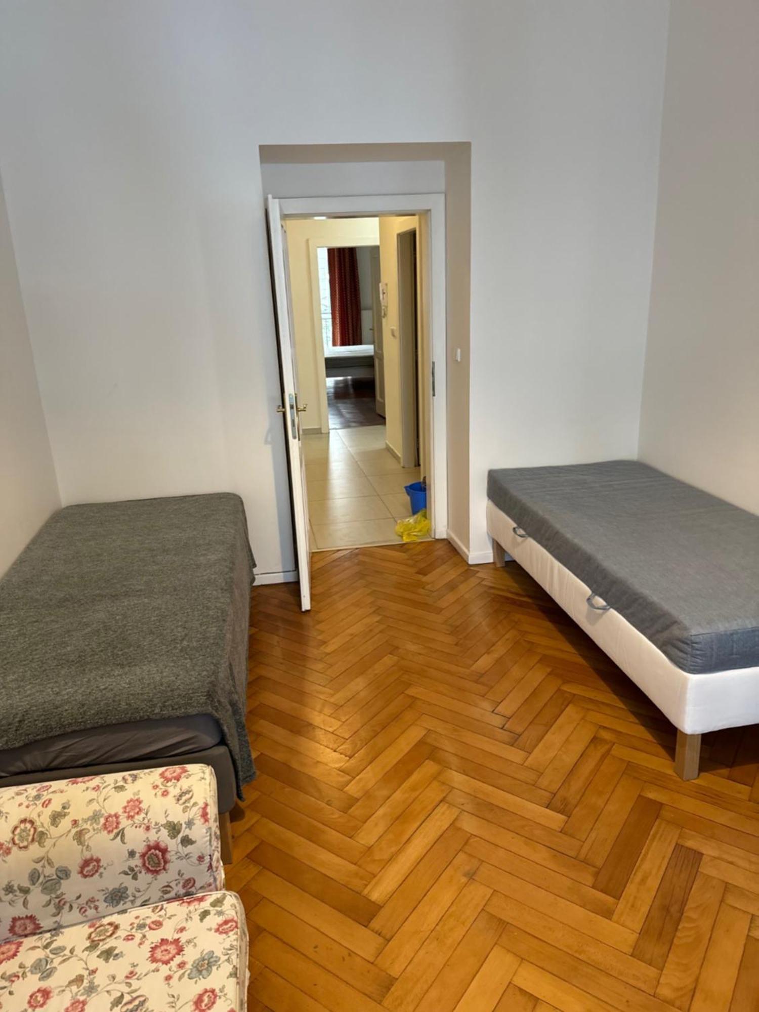 2B Pechackova Family Apartment With Balcony By The River プラハ エクステリア 写真